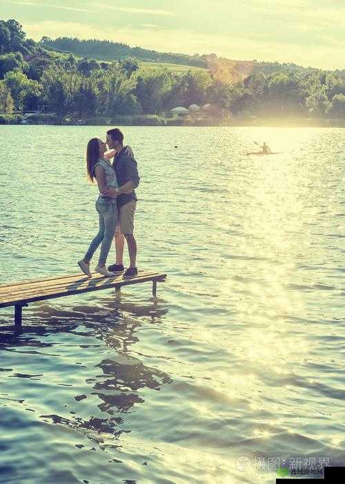 情侣甜蜜拥抱:爱在此刻蔓延