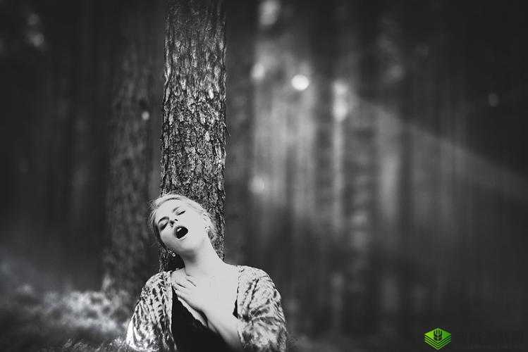 在公交车上弄到高 C 月：刺激经历