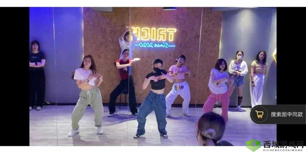 抖动两个球球舞:魅力无限的创意之舞