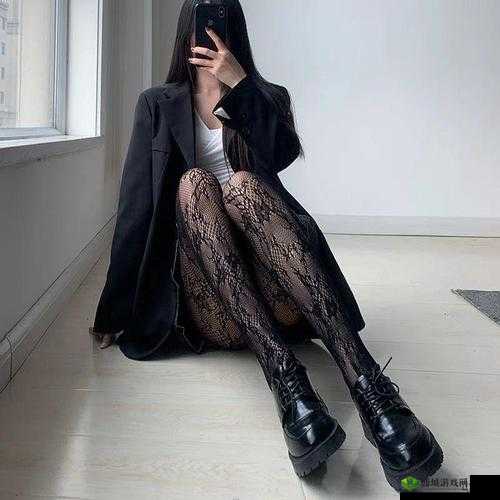 黑色变态蕾丝超薄开档连身袜：极致诱惑与禁忌之美