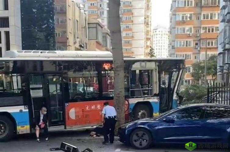 公交车被高 c 撞：事故原因正在调查中