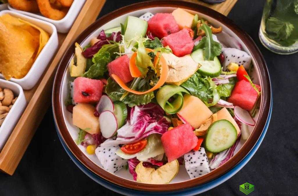 各种口味的果蔬沙拉：草莓、丝瓜、榴莲、秋葵、黄瓜丝大荟萃