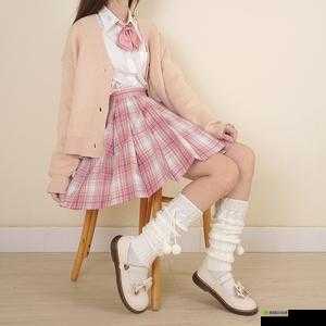 妹妹今天穿粉色衣服，可爱爆表：D