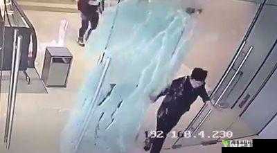 男子 9 分 42 秒头撞玻璃