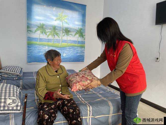 探望老人，传递温暖：大学生走进敬老院
