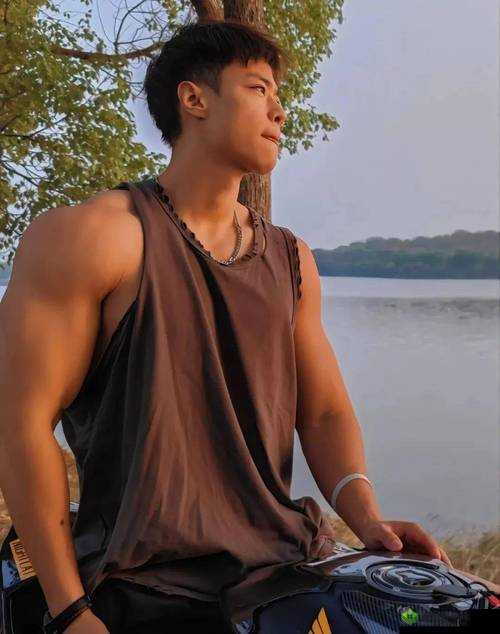 肌肉大包体育生带毛飞机网站：肌肉与力量的完美结合