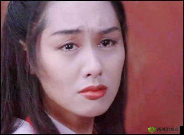 她泪眼朦胧，红唇轻咬铁球，惹人怜爱的模样让人怜惜