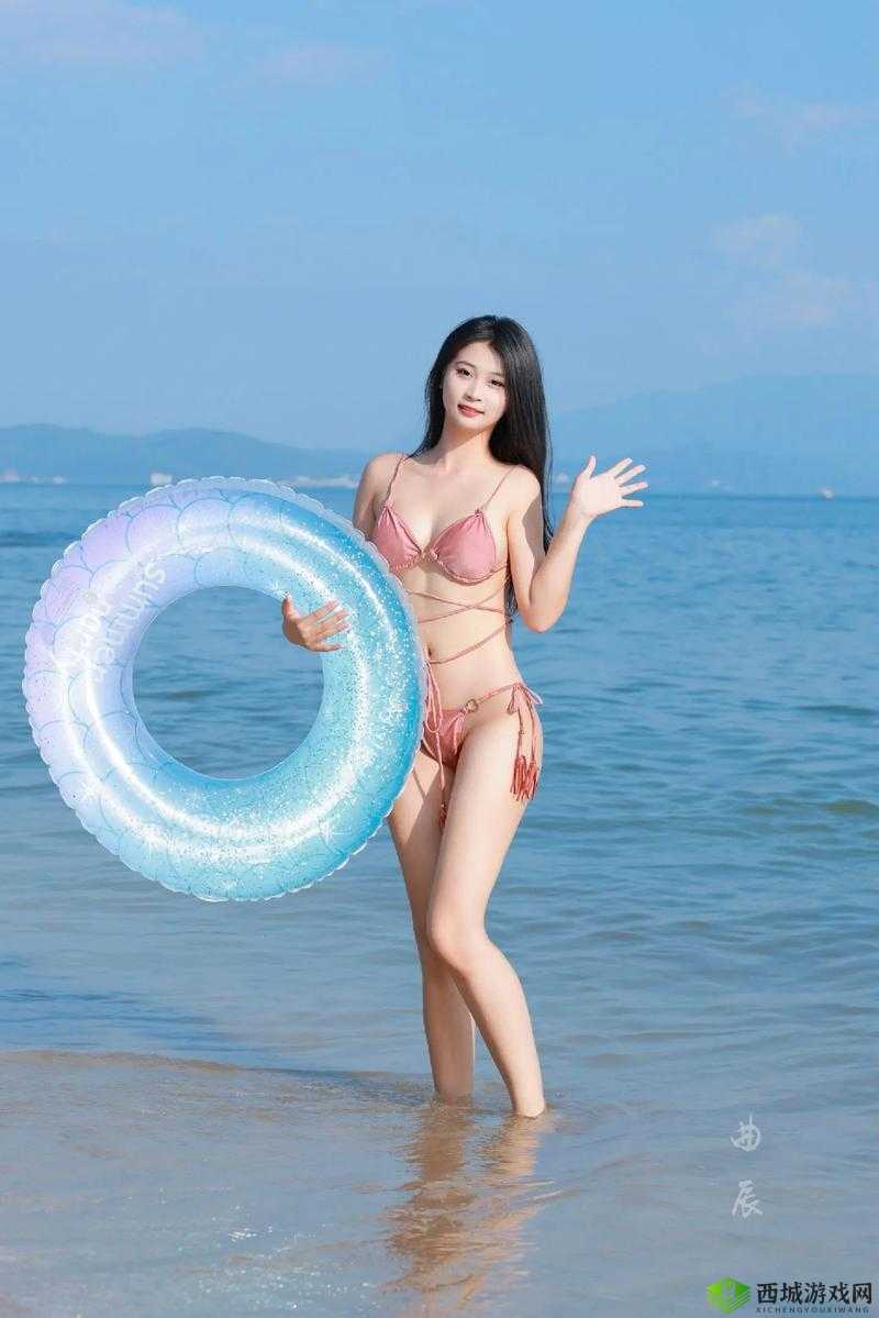 丰满星期一：比基尼女孩的海边约会