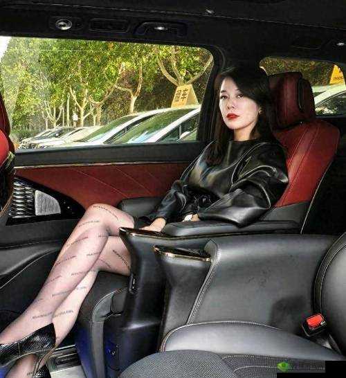 户外女王晓可耐勾搭：征服自然的魅力之旅