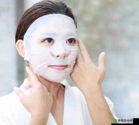 一个在上吃：一个在下面敷面膜的有趣场景