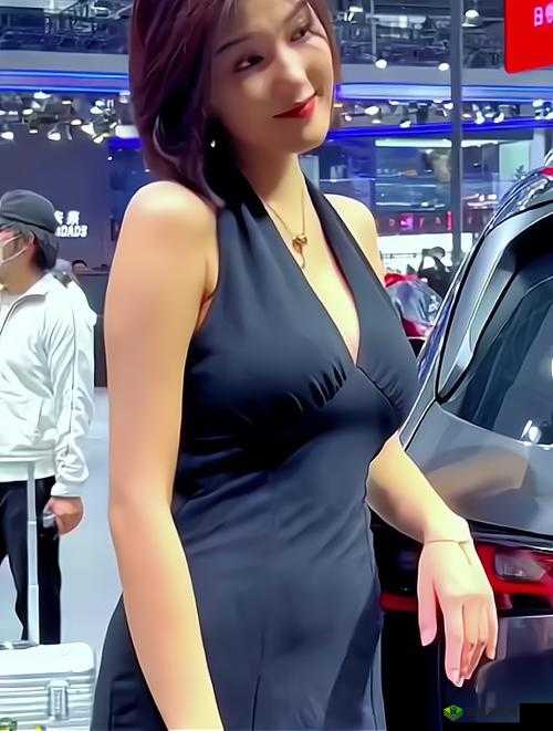 饱满呼之欲出的胸前风景