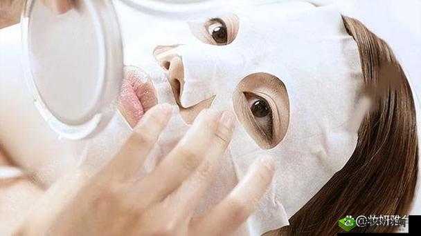 一个在上吃-一个在下面敷面膜的奇景