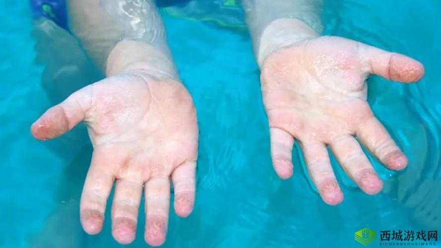 手指划入缝隙挖水：艰难的取水之举