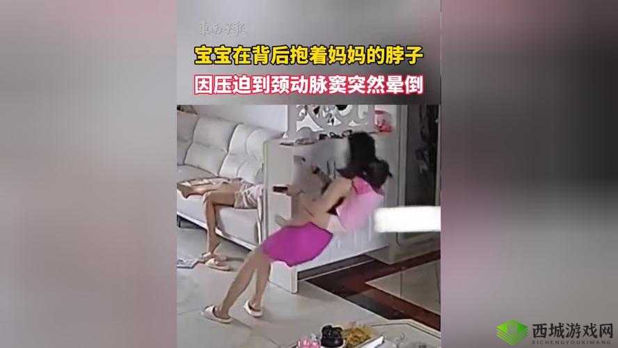 从后面抱着妈妈突然脸一红:温馨的母子时刻