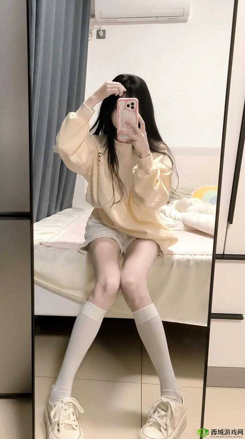 宝宝把脚抬高看镜子：可爱瞬间