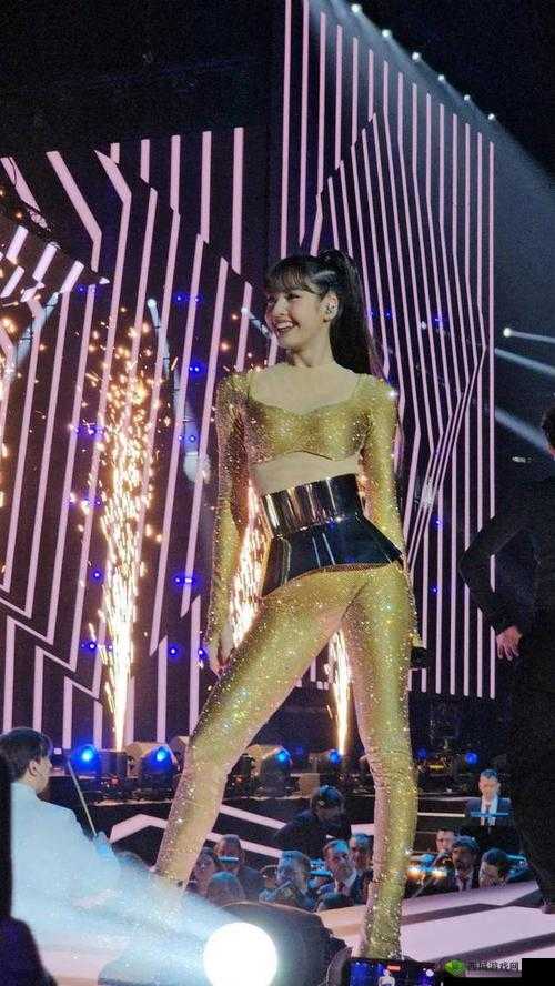 LISA全身仅一条腰链：性感舞台魅力瞬间