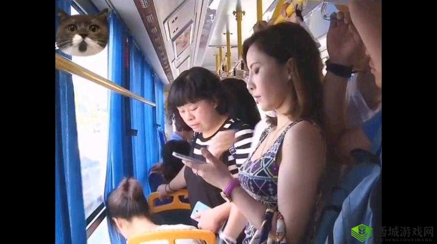 美女上公交被挤衣服破引关注