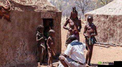 女子全裸在洞穴中：艺术还是？