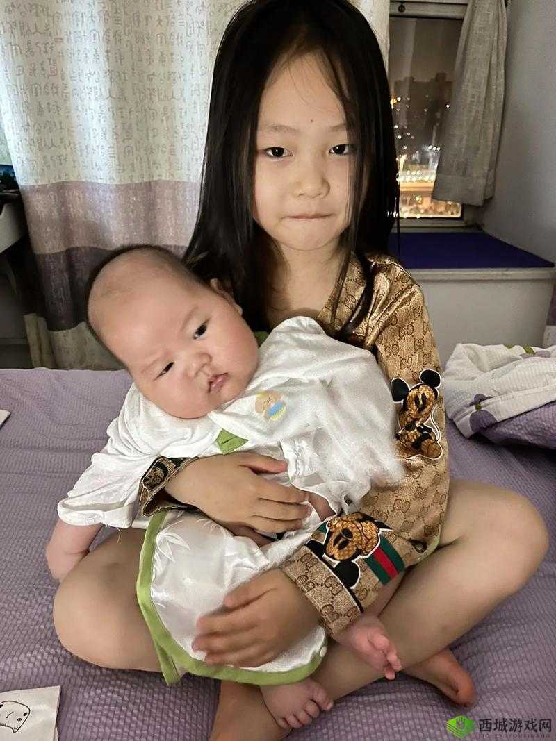 小孩喂姐姐吃困吧：温馨有爱画面