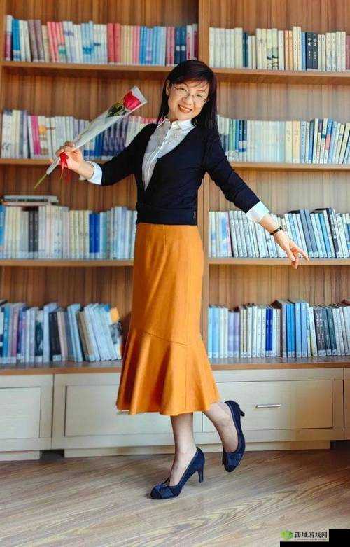 在线观看:老师乖乖挽着裙子,竟是因为……