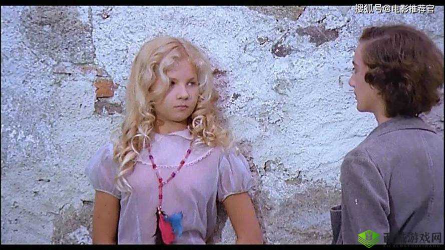 十二岁女孩打扑克:童真与游戏的交织