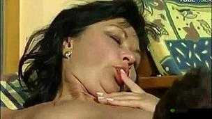 娇小熟女:毛茸茸性爱:一场激情的探索