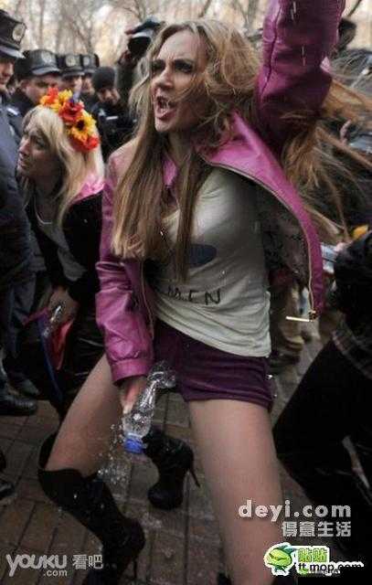 美女扒尿：行为艺术还是低俗炒作？