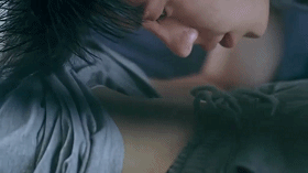 撕开内衣吸奶头舌吻明星：劲爆激情画面