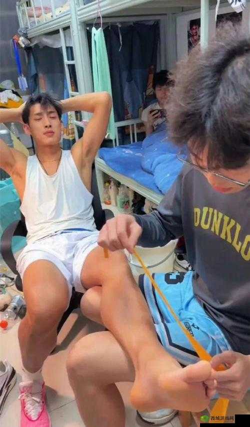 体育生手握 18CM 勃起且无遮挡清晰图引发关注