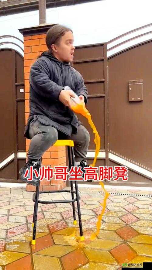 转过去趴翘高点打完坐高脚凳：这是一个有趣的行为描述