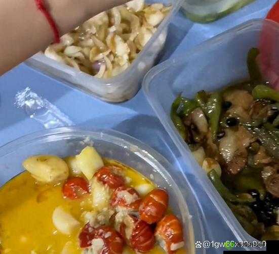 外卖小伙大快朵颐吃着大鲜肉的独特场景