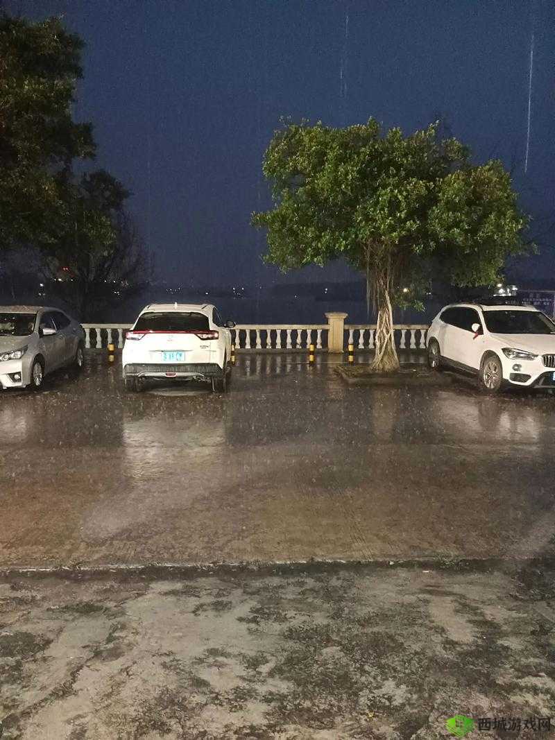 下雨天公交车站避雨有 1 个技巧，你知道吗？