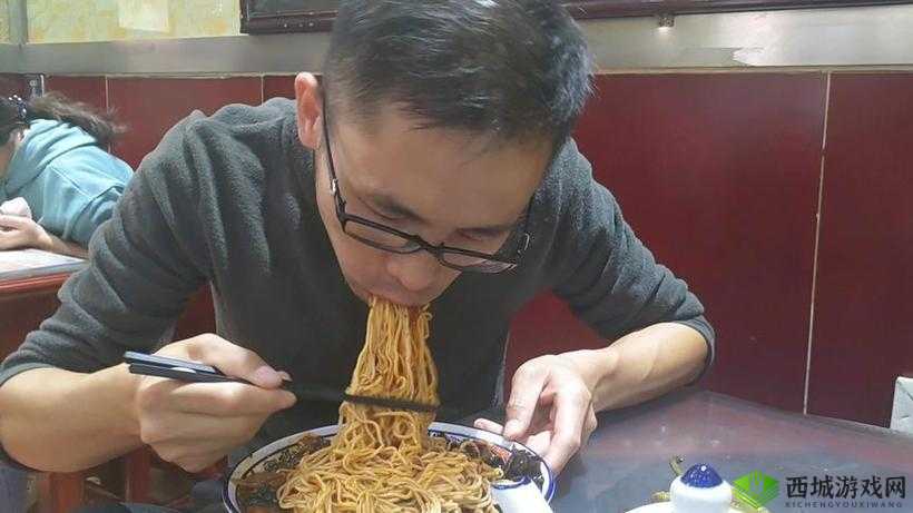 外卖小伙大快朵颐吃大鲜肉的欢乐场景