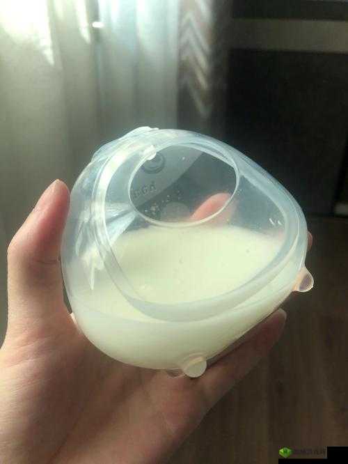 一边亲着一边面膜下奶视频:独特的护理与亲密瞬间记录