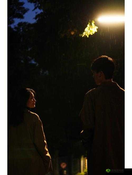 从后面抱着你,站在窗前看雨:共赏雨中的浪漫