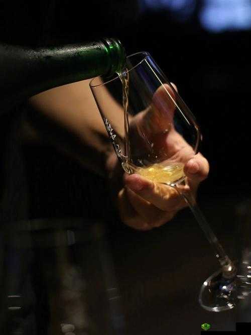 女子奇技:吸烟开啤酒吹气球样样精通