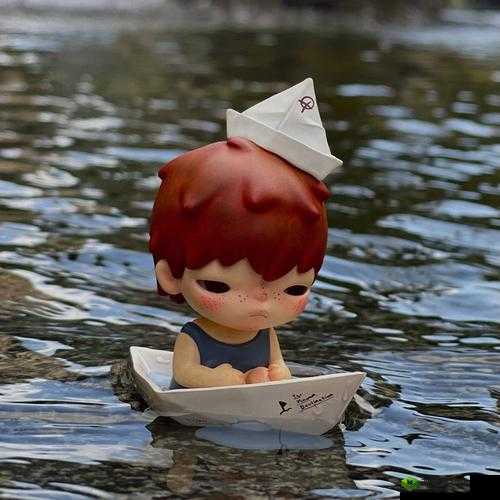 一觉醒来自己变成了乳胶娃娃:奇幻变形记的未知旅程