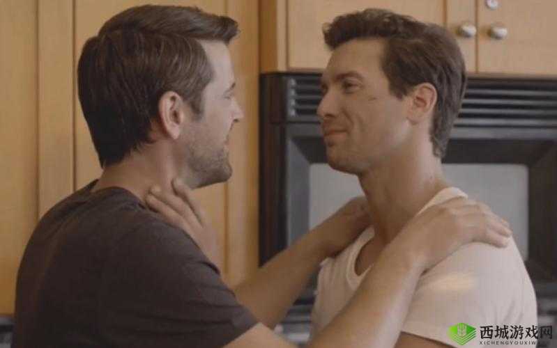 男男相伴相嗟叹:独特情感的别样呈现