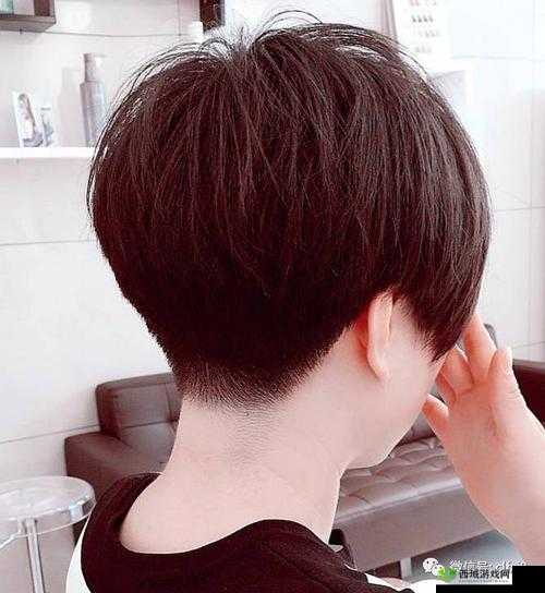 当黑又硬的蘑菇头成为时尚焦点:引领潮流的发型革命