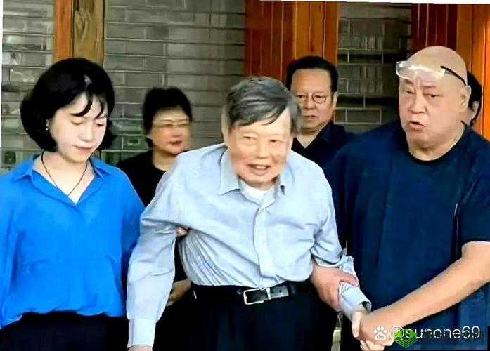 亚洲老少配:跨越年龄的文化交流与爱情探索