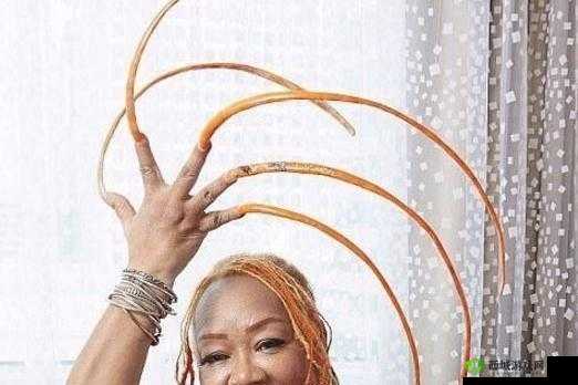 美国女子勇敢一剪，全球最长指甲成传说