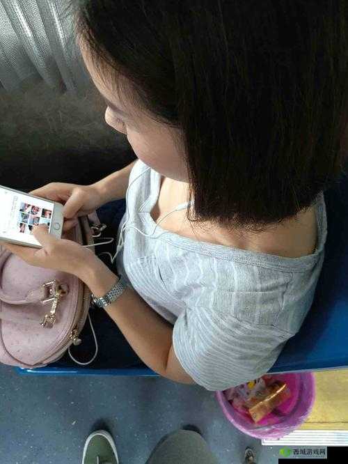 少妇内裤被扒:青少年号公车上的惊人一幕