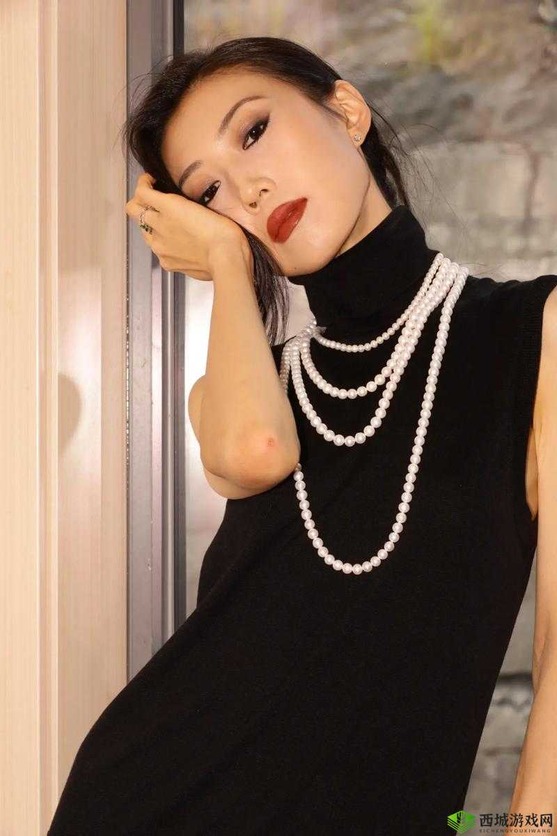 时尚与艺术的交响，探索螺旋圆舞曲中的珍珠柄的刀锋时装