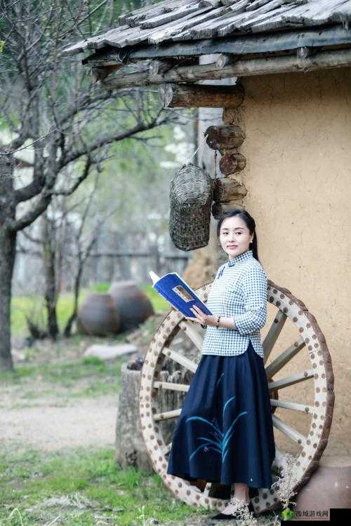 花楼女子檀木板下翘红痕：一段凄美哀怨的尘封往事