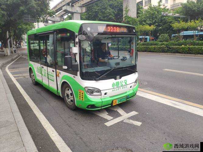 公交车一次又一次行驶在城市的大街小巷中