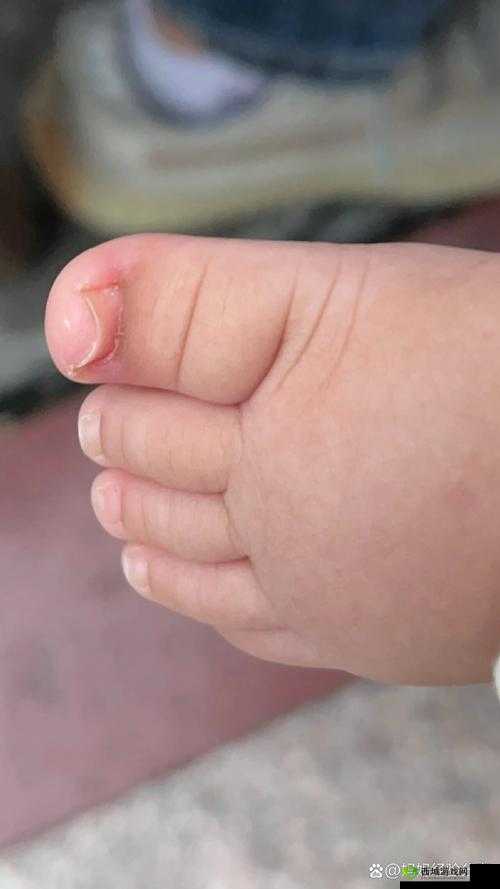 宝宝用力嗯脚翘起来怎么回事：探寻背后的原因与影响