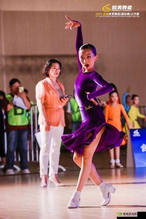 男生女生在一起嗟嗟嗟舞娘：一场青春活力的舞蹈盛宴