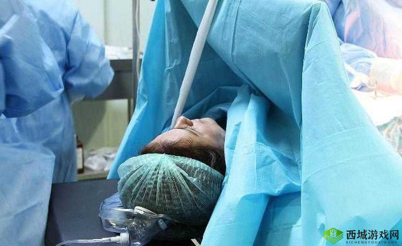 一个孕妇羊水破了,被紧急送进产房,医生正在为她接生