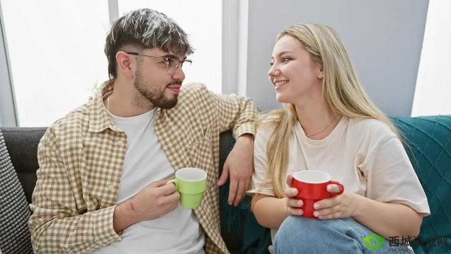 一个男人和一个女人在客厅里,女人躺在沙发上,男人站在旁边,两人都没有穿衣服,男人正在抚摸女人的胸部