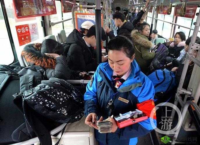 第一章:公交车售票员用 b 检票,她为何这样做?